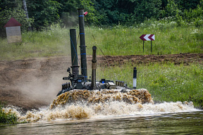 Военнослужащие ЗВО с боем форсировали реку на танках и БМП-2