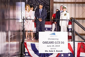 На верфи Austal USA состоялась церемония крещения боевого корабля прибрежной зоны LCS-24 «Окленд»