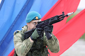 В мотострелковое соединение Амурской общевойсковой армии ВВО поступила партия новейших автоматов АК-12 со специальными прицелами