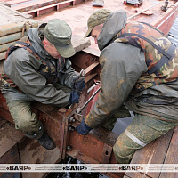 В Бешенковичах военнослужащие 30-й отдельной железнодорожной бригады завершают наведение понтонного моста через Западную Двину