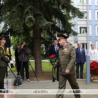 Возложили цветы к памятнику воинам-связистам, погибшим в годы Великой Отечественной войны