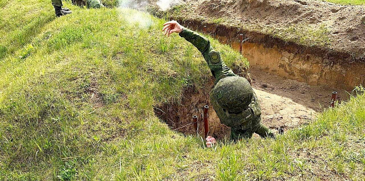 Занятия по метанию гранат с курсантами военно-транспортного факультета в БелГУТ
