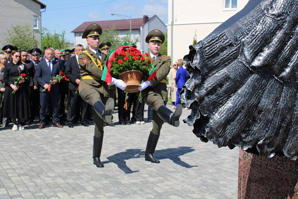 В Барановичах почтили память лётчиков-героев В Барановичах почтили память лётчиков-героев