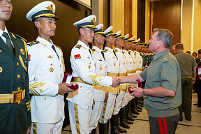 В гостинице «Пекин» состоялась торжественная церемония награждения представителей отряда почетного караула Народно-освободительной армии Китая