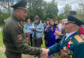 Военнослужащие 30 ождбр поздравили ветерана с наступающим праздником
