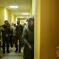 Иностранные военные атташе посетили противоминный центр (Видео)