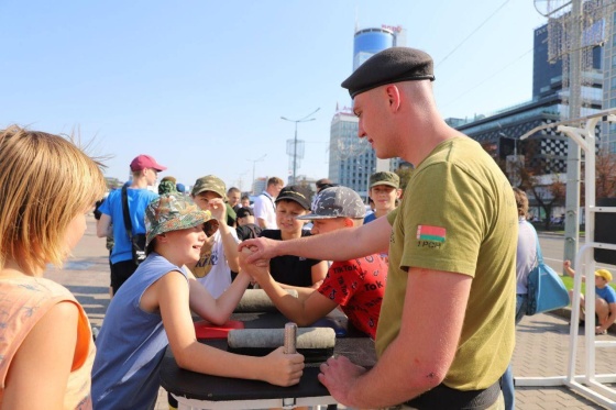 Юные патриоты в армейском строю