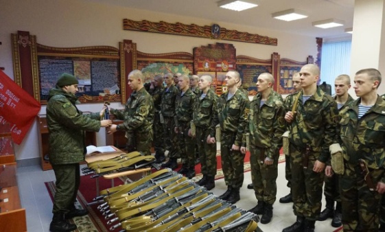 Торжественное вручение оружия