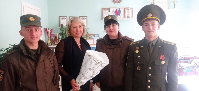 Гвардейцы поздравили педагогов с Днем учителя