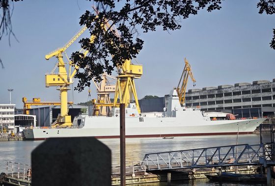 В Китае спущен на воду второй фрегат класса «Тип 054B»