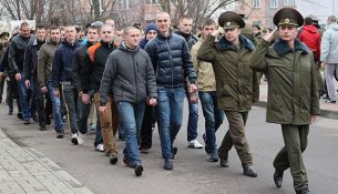 В Беларуси началась отправка призывников в армию 