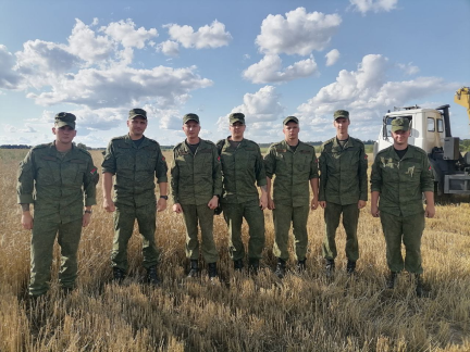 Военнослужащие продолжают оказывать помощь сельским труженикам в уборочной страде