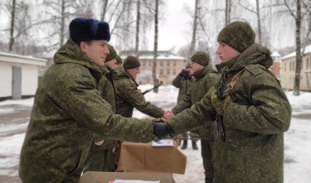 Военнослужащим нового пополнения вручили боевое оружие