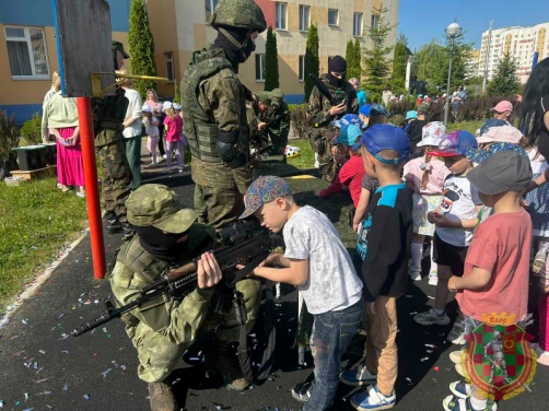 В гостях у детсадовцев — защитники Отечества