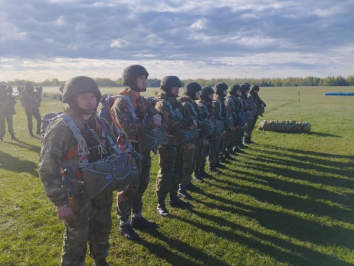 Витебские десантники совершили прыжки с парашютом