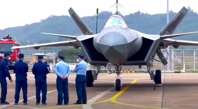 Началось оснащение третьей по счету бригады ВВС НОАК новейшими китайскими истребителями J-20