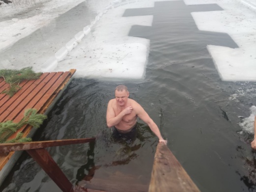 Окунание в прорубь в православный праздник Крещения Господня 