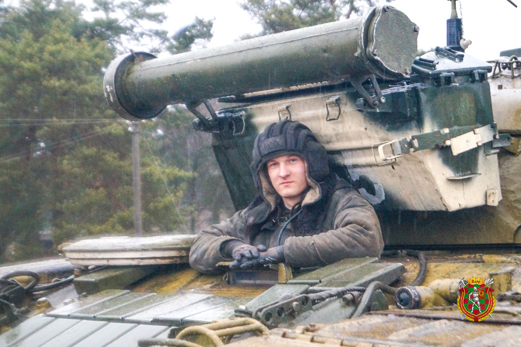 В-ходе-погрузки-танков-на-жд-платформы-(3)-watermarked.jpg В-ходе-погрузки-танков-на-жд-платформы-(3)-watermarked.jpg