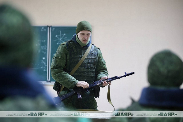 На одном из полигонов страны продолжаются занятия с военнообязанными, призванными из запаса