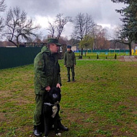 Школьники в гостях у армейских кинологов