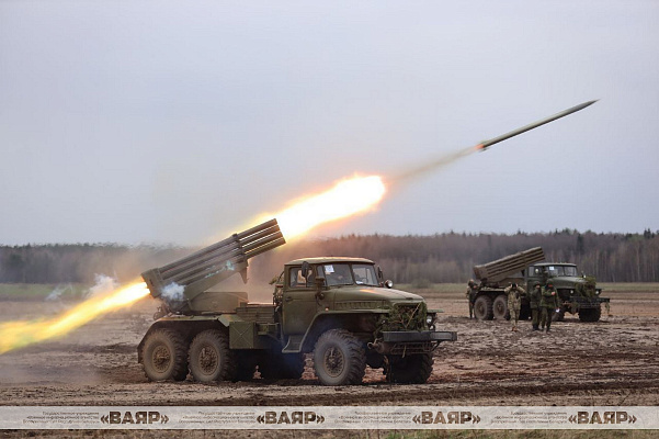 Военнообязанные произвели залпы из реактивных систем залпового огня БМ-21 «Град»