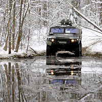 Военнослужащие 5 обрСпН отрабатывают навыки вождения легкобронированной техники на бронеавтомобилях «Дракон»