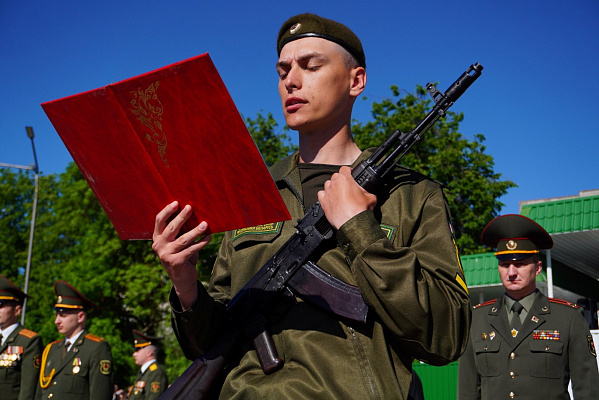 Новобранцы Минской военной комендатуры приняли Военную присягу