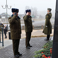 В Борисовском гарнизоне возложили цветы к памятнику экипажу танка героя Советского Союза Павла Рака