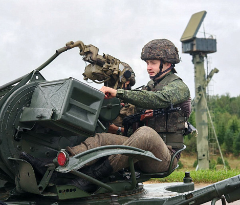 Военнослужащие продолжают совершенствовать навыки на занятиях по боевой подготовке