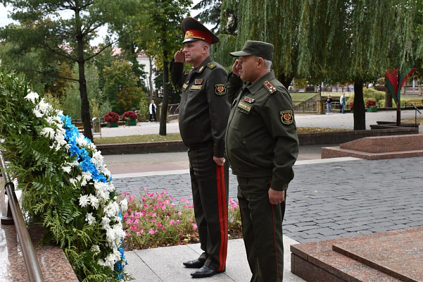 Цветы — к мемориалу павшим воинам