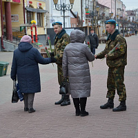 Десантники поздравили прекрасных жительниц Бреста 
