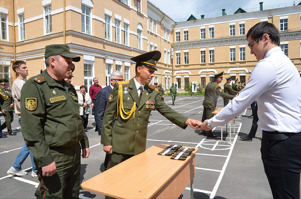 Вручили погоны
