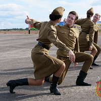 С песней служить веселее