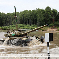 Танкисты механизированных бригад держат экзамен по преодолению водной преграды