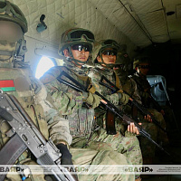 Белорусско-китайские воздушно-поисковые штурмовые группы отработали поиск условного противника и уничтожили его лагерь