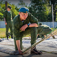 Личный состав 38 одшбр готовится к совершению прыжков с парашютом