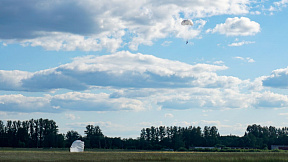 Витебские десантники совершили прыжки с парашютом из самолёта АН-2