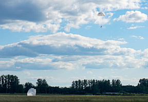 Витебские десантники совершили прыжки с парашютом из самолёта АН-2