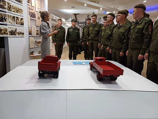 Военнослужащие 120 омбр посетили Минский автомобильный завод