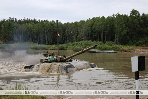 Танкисты механизированных бригад держат экзамен по преодолению водной преграды