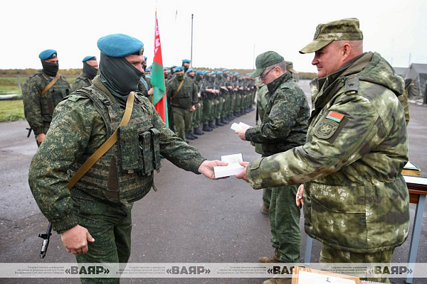 Церемония награждения военнослужащих Беларуси, принимавших участие в командно-штабном учении с воинскими контингентами КСОР ОДКБ 