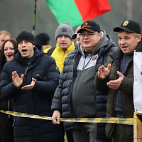 И пером и топором!