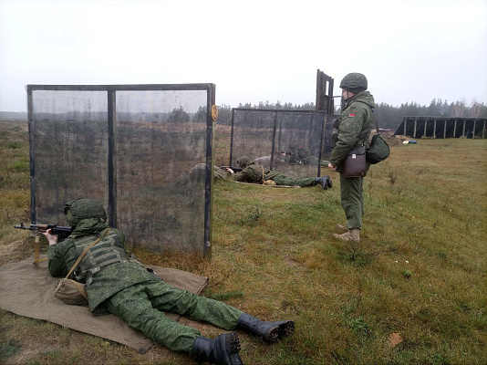 Занятия по огневой подготовке с военнослужащими из числа нового пополнения