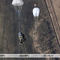 Военнослужащие 5-й отдельной бригады специального назначения совершили прыжки с парашютом