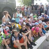 В Витебске в эти минуты широко празднуют День десантников и сил специальных операций