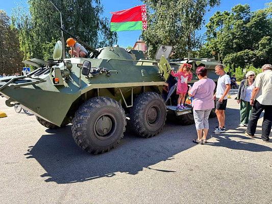 Военнослужащие 103 овдбр организовали выставку вооружения и техники