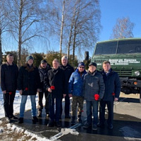 Алели гвоздики на белом снегу