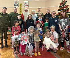 Поздравили детей 