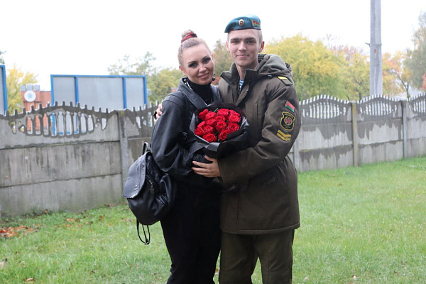 Брестские десантники поздравили мам с наступающим праздником