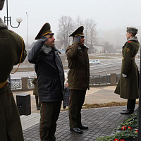 В Борисовском гарнизоне возложили цветы к памятнику экипажу танка героя Советского Союза Павла Рака
